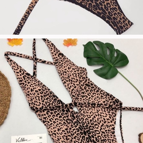 Spandex,inside lined. Fits true to size - Picture 3 of 3